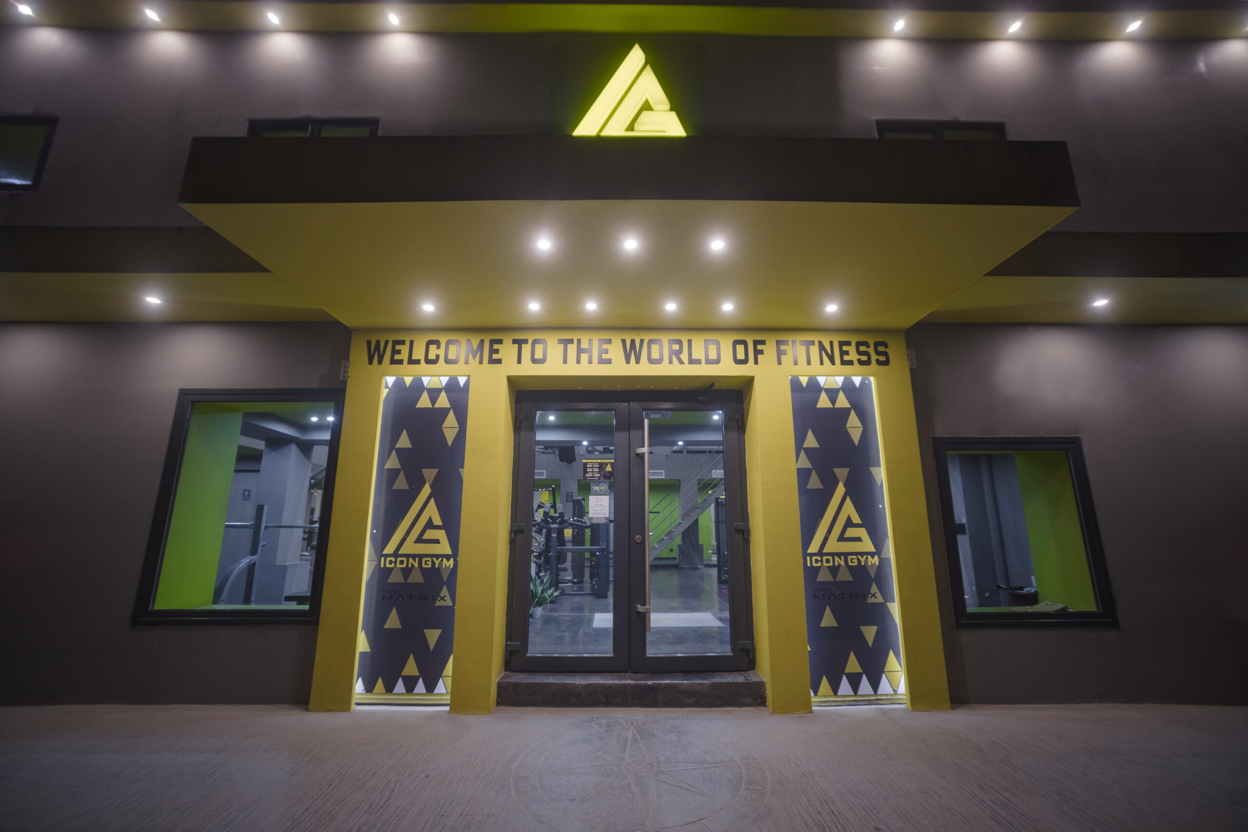Η φωτισμένη είσοδος του ICON GYM στη Ζάκυνθο